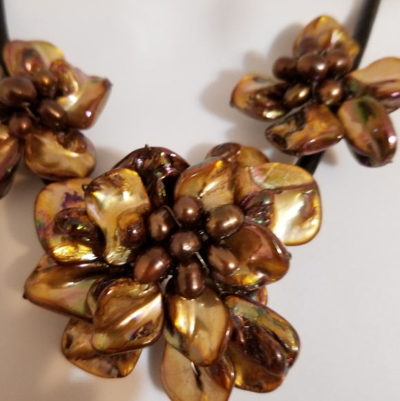 Lovely brown floral statement necklace - Picture 2 of 5